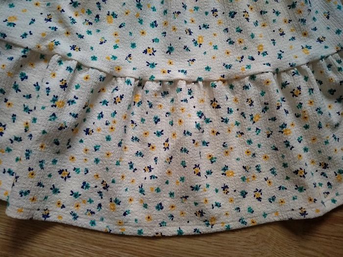 Robe beige a fleurs et son chouchou. Kiabi .
Taille 4 ans - photo numéro 4