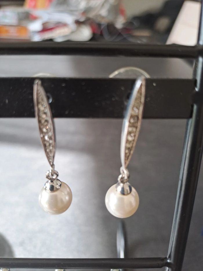 Boucles d oreilles pendantes avec perle