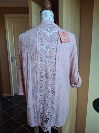 Chemise gaz de coton rose poudrée broderie dos neuve