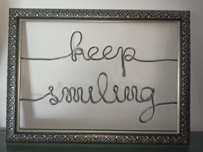 Cadre gris et argent "Keep smiling" fabrication artisanale, en fil de fer