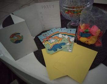 Lot 6 cartes anniversaire dinosaures + 6 enveloppes  et 24 ballons colorés neuf