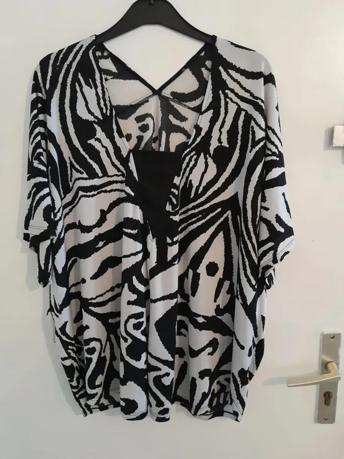 Haut blanc imprimé noir taille 56/58, manches courtes