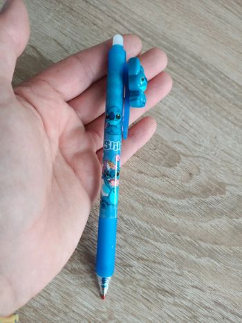 Stylo bleu stitch