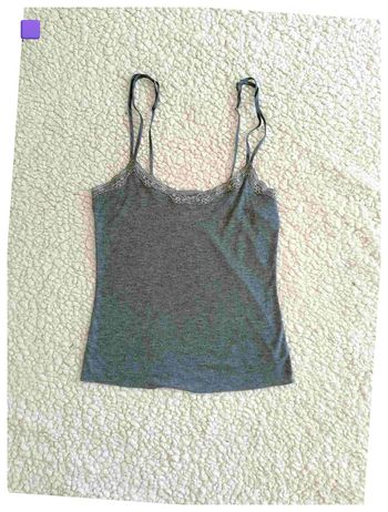 Top gris Etam à fines bretelles et dentelle