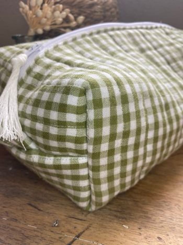 Trousse de toilette matelassée en gaze de coton vichy blanche et vert olive - photo numéro 3