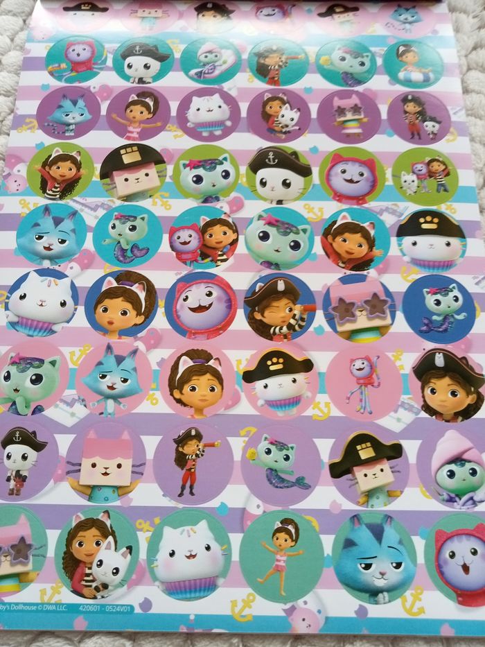 Une feuille de stickers gabby chat