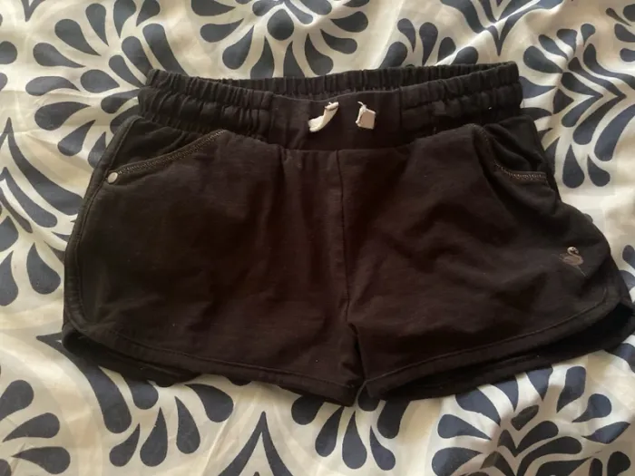Short fille