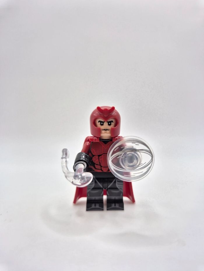 Figurine type lego Magnéto Marvel