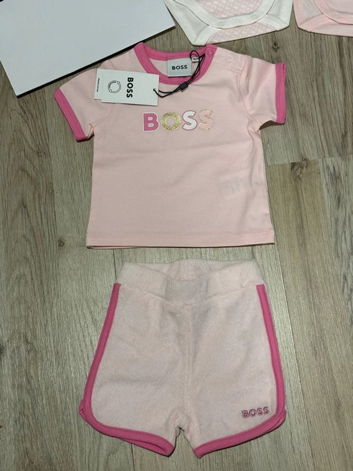 Lot vêtements bébé fille 1 mois BOSS lot de 2 bodies + ensemble t-shirt et short - photo numéro 6