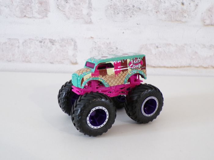 Monster Trucks - Hot Wheels - Hotwheels - 1 Bad Scoop (J14)