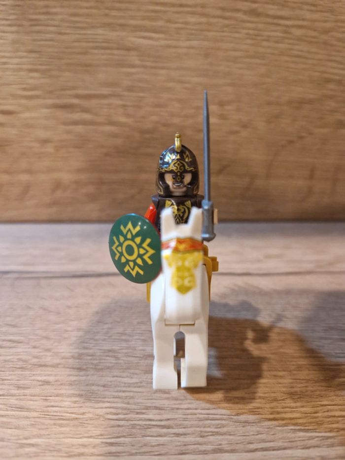 Figurine type lego Roi Théoden du Rohan sur son cheval seigneur des anneaux