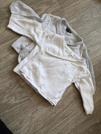 Lot de deux brassière taille un mois