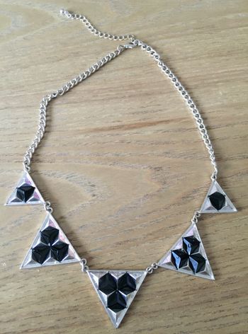 collier fantaisie ras de cou avec triangles 