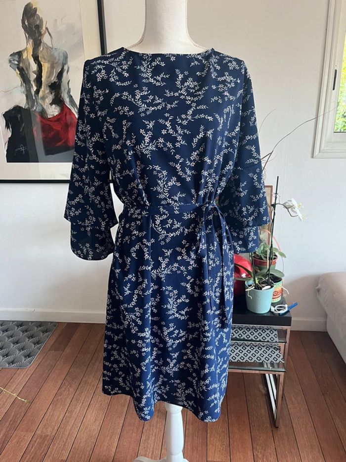 Robe bleu chic curvy imprimé petites fleurs blanches taille 46