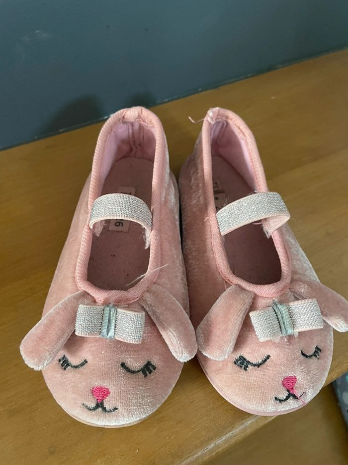 Très jolie paire de chaussons roses taille 26 - photo numéro 2