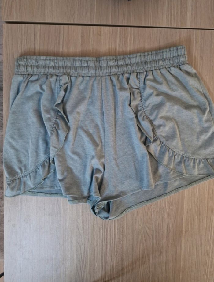 Short Kiabi kaki vert taille 42