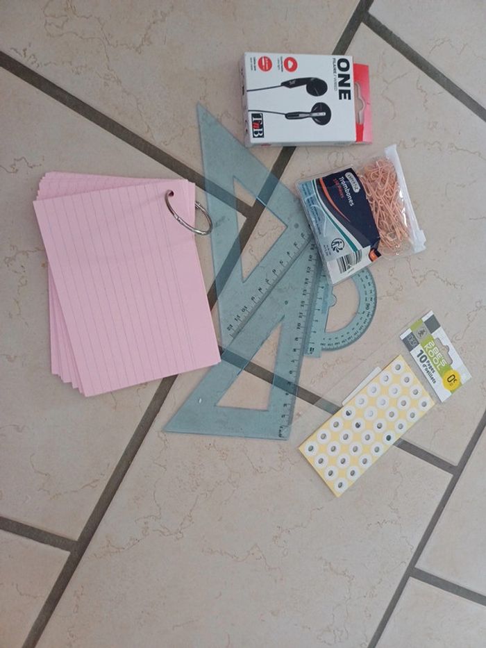 Lot de fournitures scolaires