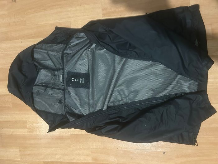 Veste Under Armour -S – Coupe-Vent / Imperméable – Très Bon État - photo numéro 2