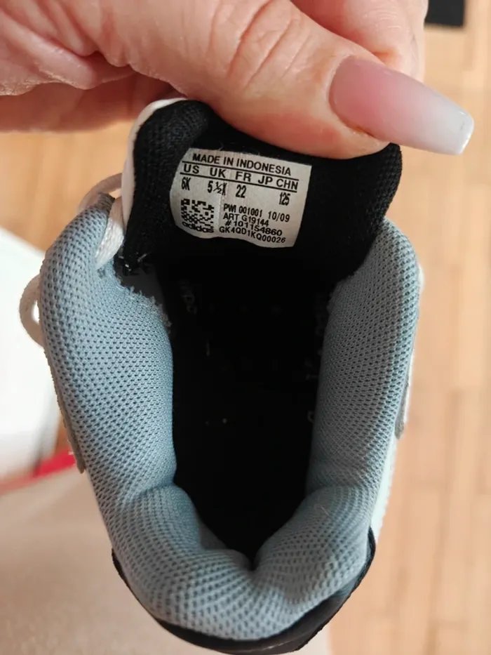 Chaussures Adidas pointure 22 - photo numéro 10