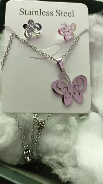 Parure chaîne pendentif et boucles d'oreilles papillon
