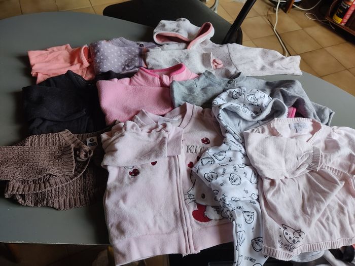 Lot de 10 gilets fille taille 6 mois