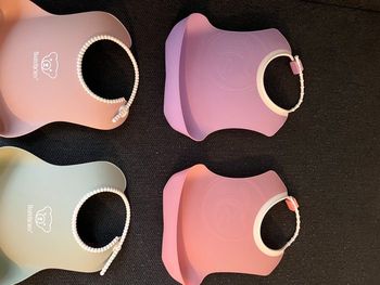 Bavoirs rigides récupérateurs Babybjörn et Twistshake