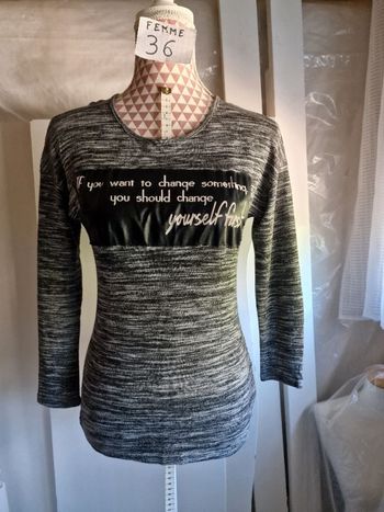 Tee-shirt, gris chiné, avec inscription blanche sur faux cuir noir, dos ouvert, en très très bon éta