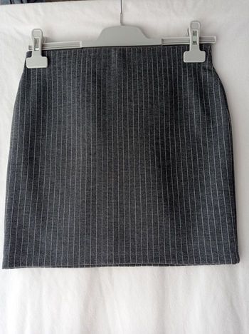 JUPE BERSHKA grise et rayée blanche.