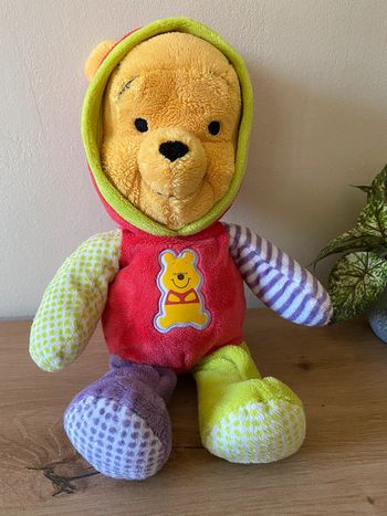 Doudou peluche Winnie l ourson en pyjama capuche rose vert violet Disney nicotoy