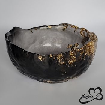 Coupelle noire avec des feuilles dorées