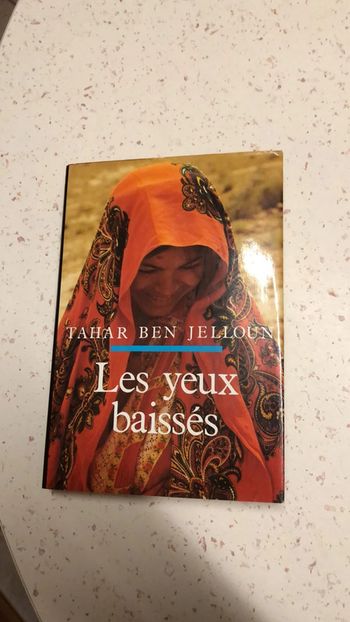 Les yeux baissés