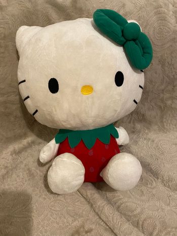 Grande peluche hello kitty fraise