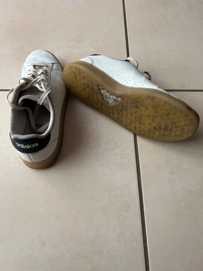 1 paire de baskets blanches Adidas pointure 43 1/4 - photo numéro 5