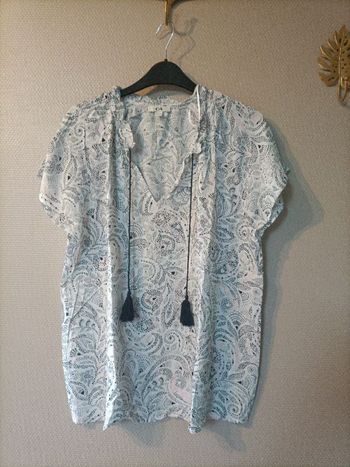 Tshirt blanc à motifs noir et pompons