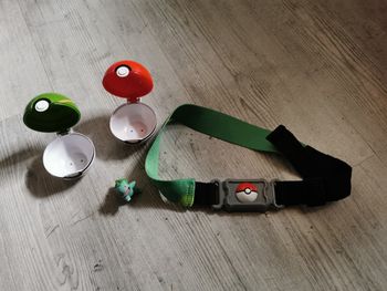 Ceinture pokemon avec 2 pokeball et 1 pokemon