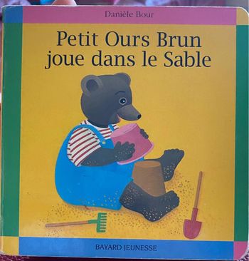 Petit ours brun joue dans le sable