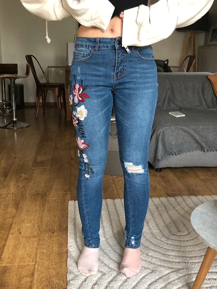 Jean slim brodé avec des fleurs - photo numéro 2