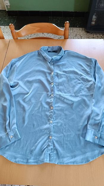 Chemise bleu ciel en satin