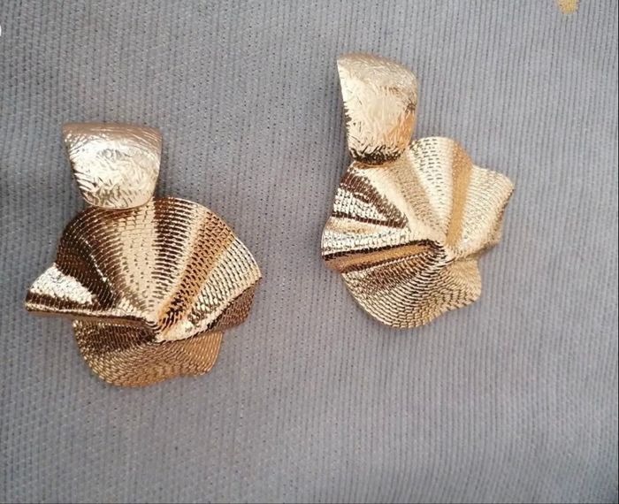 Belles boucles d’oreilles NEUVES pour femme couleur doré - photo numéro 3