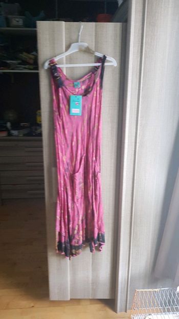 Robe neuve avec étiquette, taille unique.