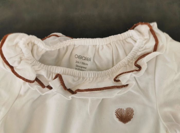 Tee-shirt 👣 col pierrot, volant fantaisie, marron et blanc, obaïbi, 3mois - photo numéro 3