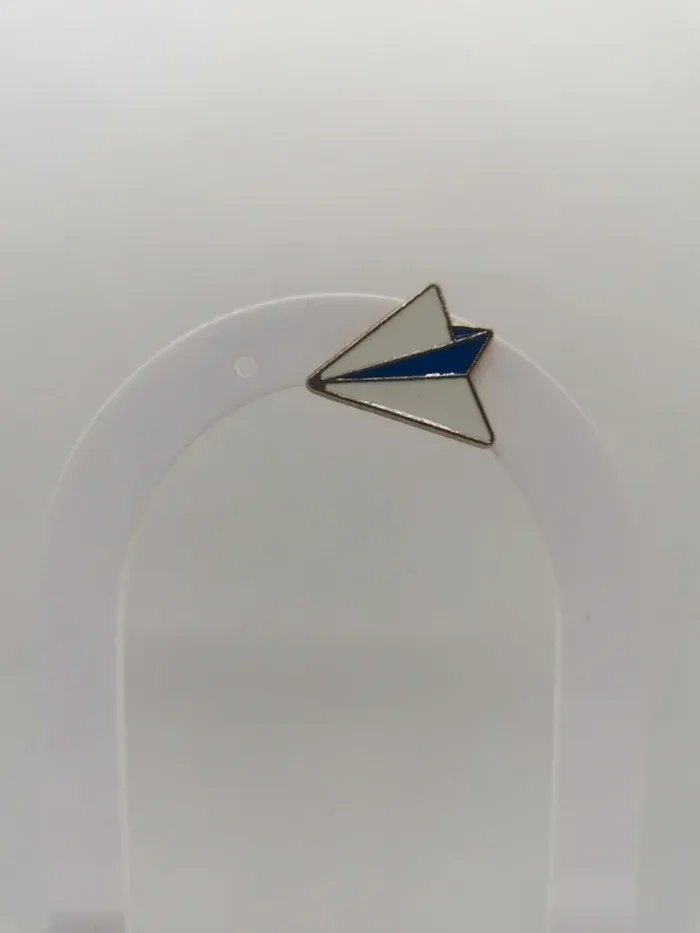Pin's avion en papier - message