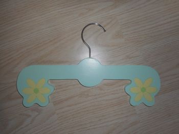 Joli Cintre en Bois Motifs Fleurs