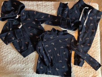 Ensemble jogging et tee shirt