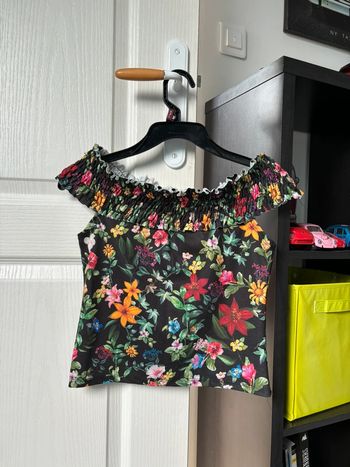 Haut noir à fleurs multicolores