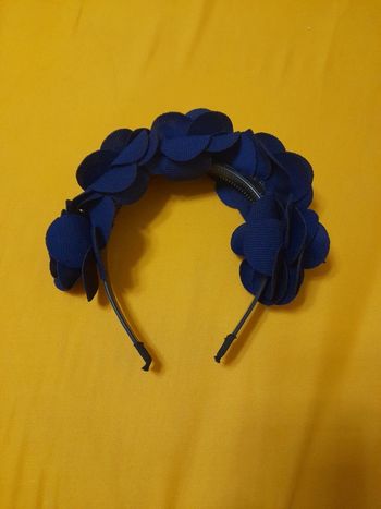 Serre tête à fleurs violet foncé