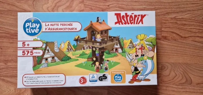 La hutte perchée d Assurancetourix Asterix playtive neuf jamais ouvert.