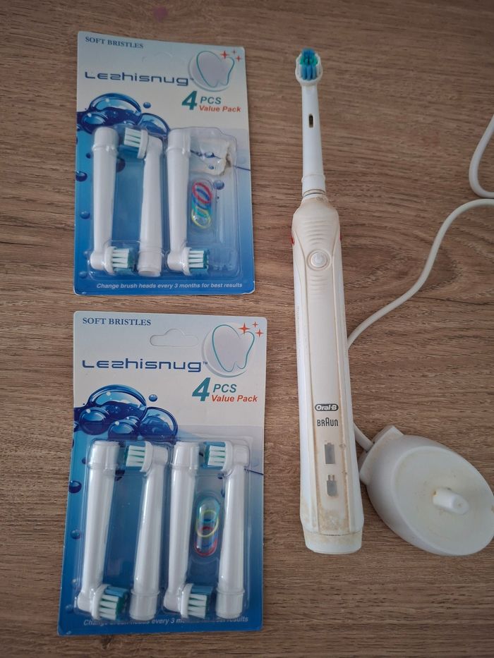 Brosse à dent électrique oral b avec brossettes chargeur - photo numéro 2