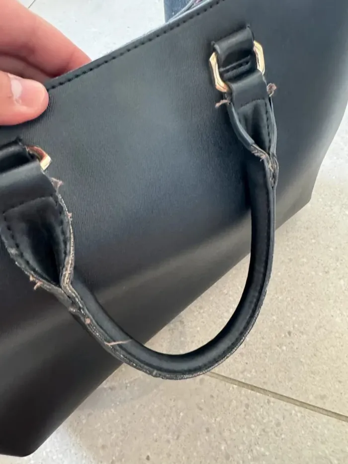 Sac à main et bandoulière noir Parfois, bon état mais il y a des petites traces d'usures, 30x22cm - photo numéro 10