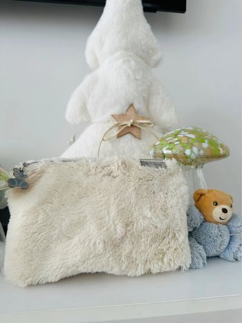 Pochette fourrure avec sa peluche Kaloo